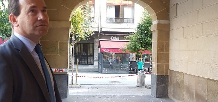 El PP solicita regular el juego de balones y patines en la plaza de las Escuelas de Las Arenas