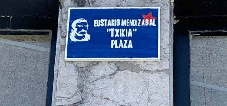 El PP de Getxo exige retirar de inmediato la placa con el nombre del etarra Txikia aparecida en la plaza de las UVES