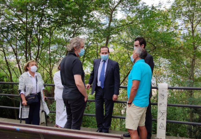 El PP denuncia el estado de abandono de la calle Miramar, con asfalto destrozado, basura, ratas y un mirador sin vistas
