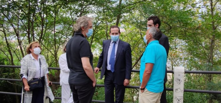 El PP denuncia el estado de abandono de la calle Miramar, con asfalto destrozado, basura, ratas y un mirador sin vistas