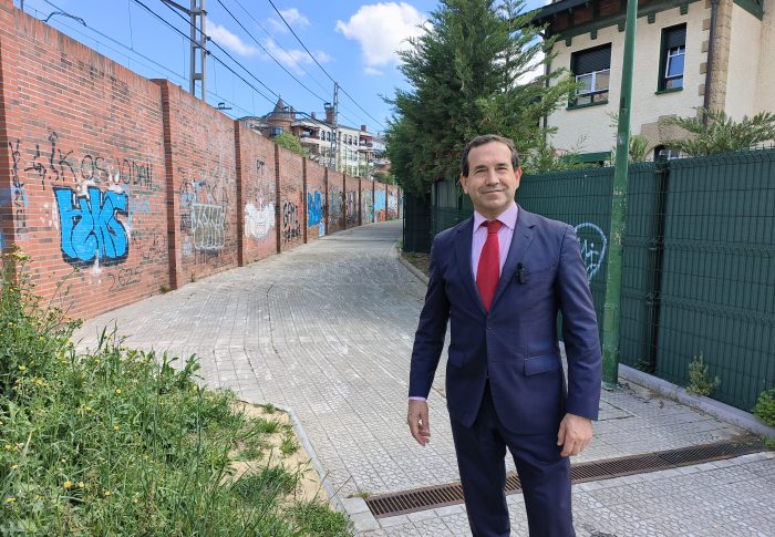 Pedimos abrir el acceso al metro por el callejón de Cristóbal Colón de