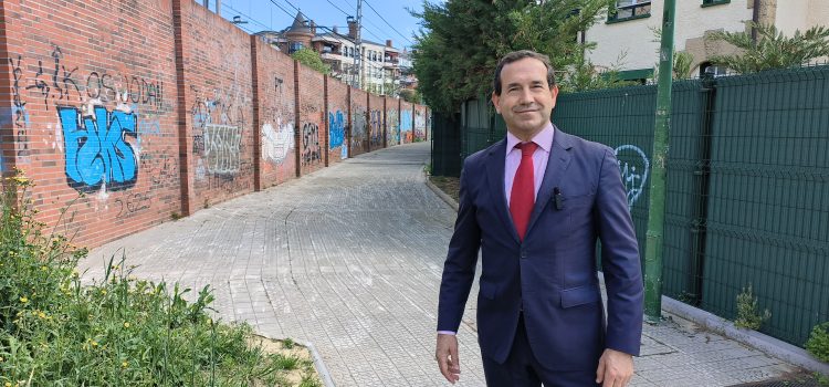 Pedimos abrir el acceso al metro por el callejón de Cristóbal Colón de
