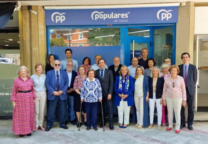 El PP de Getxo comienza su campaña con la pegada de carteles y traslada en cada barrio  la importancia de aglutinar el voto del centro-derecha